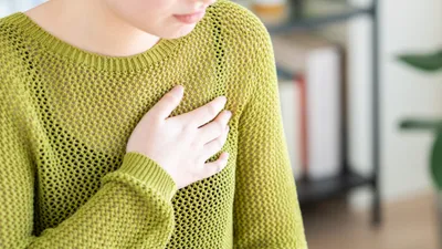 【医師監修】妊娠後期に息苦しい…原因・対処法は?赤ちゃんへの影響も解説