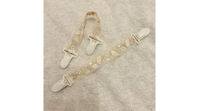 インド刺繡リボンの両端にクリップを縫い付けて完成した、2本のクリップです