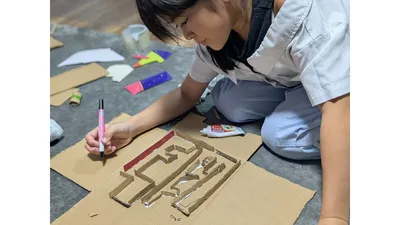 午後は工作の時間。段ボールで迷路を作っているところ