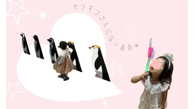 ペンギンの展示の前で、ペンギンになりきって歩く女の子