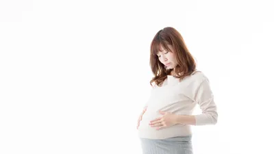 妊娠後期にもつわりが起こる？吐き気の原因と対策を解説