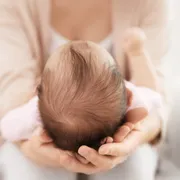 赤ちゃんの頭のかたち、心配しすぎ？整える方法と病院に相談すべきサインとは