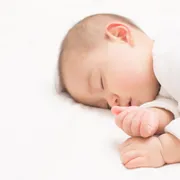 【生後1ヶ月】寝ないのは普通？昼夜逆転の理由とできる工夫を解説