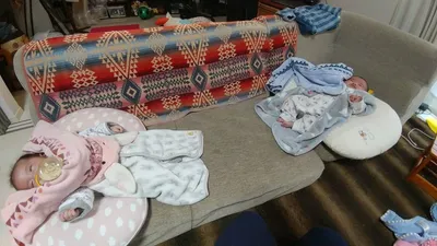 授乳クッションとバスタオルを授乳の補助に使っていた様子