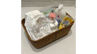 おむつ、おしりふき、ごみ袋、ボディソープ、ガーゼ、ローション、ワセリン、くしをひとまとめに