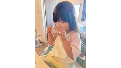 自分のコップで上手に飲む3歳の娘。透明で残量が見えるのもお気に入り