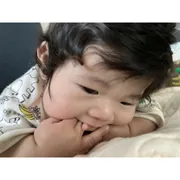 赤ちゃんの指しゃぶりで指が赤くなった…看護師ママが実践した観察・保湿・受診の目安