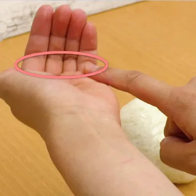 イラストみたいにきれい!三角おにぎりを握るコツ