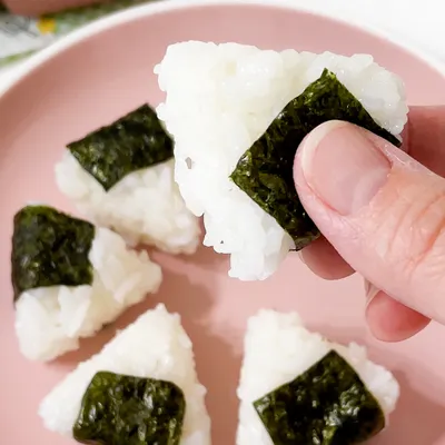 ダイソーのふりふり三角おにぎり食事をもっと楽しく！