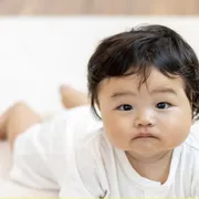 「タミータイム」はいつから？赤ちゃんの発達を助ける遊び方と安全策を解説