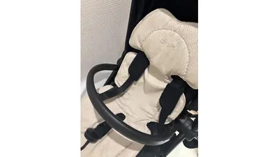 ベビーカーに取り付けたエアラブ。小さな空気孔から風が出て、背中の熱ごもりを軽減してくれます
