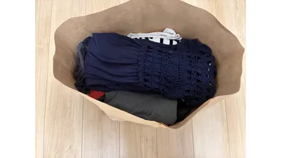 大人の衣類を入れてみた様子。ベビー服やマタニティーウェアも送れます