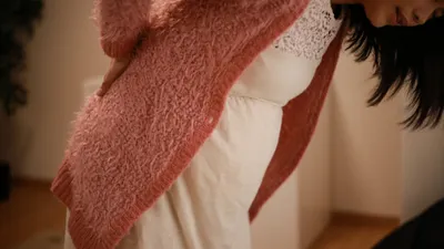 妊娠後期の腰痛の原因は？予防策や対処法、腰に負担がかからない姿勢も解説