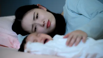 深夜になっても赤ちゃんが寝ない…。原因と対策を詳しく解説