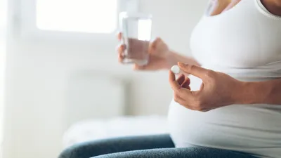 妊娠中に飲んでも問題ない薬は?避けたいものや飲んでしまった場合の対応を解説