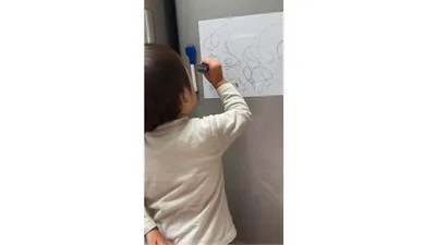 100均で解決!冷蔵庫ホワイトボードで“お絵描きタイム”を作ったら、料理がぐんとラクに♪