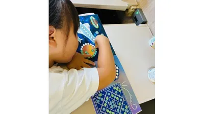 移動中、シール帳に集中して取り組む娘。約40分間静かに過ごせました