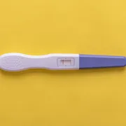 【医師監修】妊娠検査薬の逆転現象とは？hCG濃度・双子・流産との関係も解説