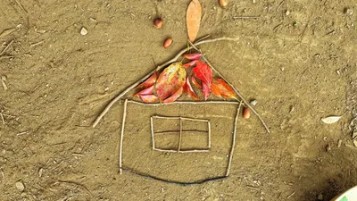 落ち葉とどんぐりで五感を育てよう♪親子で楽しむ秋あそび