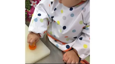 袖まで覆えるエプロン。汚れてもいい状態にしておくと親子とも気がラクです