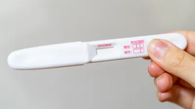【医師監修】妊娠検査薬はいつから使える?正しく反応する確率は?仕組み・使い方なども解説!