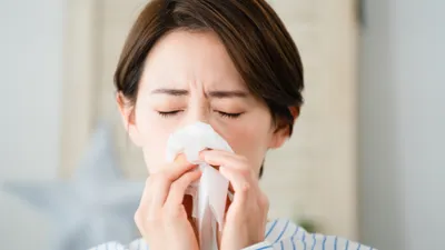 妊娠初期に鼻水が出るのは普通?症状の原因と対処法、風邪との見分け方も解説