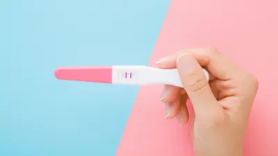 【医師監修】妊娠検査薬で陽性になったら病院にいつ行くべき？反応が出るケースも解説