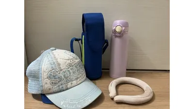 わが家の夏のお出かけセット。帽子、水筒、タオル、首元を冷やす冷却グッズ