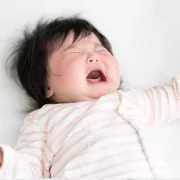 夜中に突然叫ぶ子ども、それ「夜驚症」かも？親がとるべき対応と対策まとめ