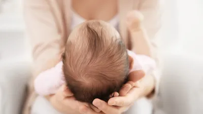 赤ちゃんの頭のかたち、心配しすぎ?整える方法と病院に相談すべきサインとは