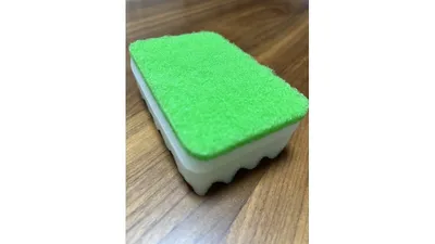 小さく切って容器に入れたり、トングでつまんだり。水遊びにも使えます