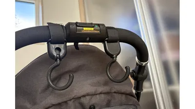 ベビーカーのハンドルに取り付けたフック。荷物を2ヶ所に分けて掛けられます