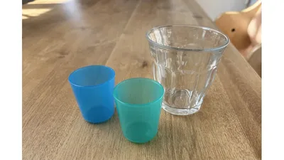 コップ飲みの練習に使ったベビーカップ（手前）。3歳の子は今も薬を飲むときに使用