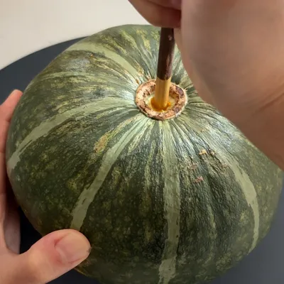 かぼちゃは菜箸を使って切りやすく