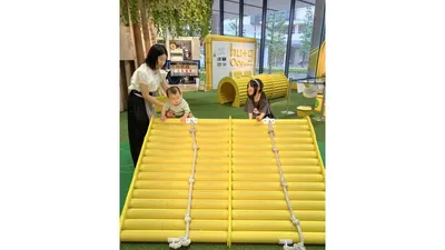 未就学児が遊べるキッズスペース。靴を脱いで遊べる遊具や芝生広場もあります