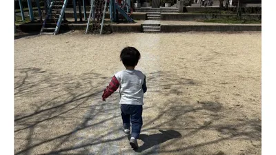 少し坂があるだけで、足首の力や体のバランスをとる経験に。走る、後ろ向きに歩くなど動きを変えても楽しめます