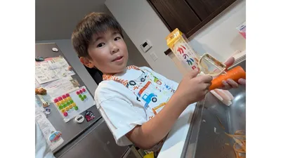 子どもたちと一緒にお昼ご飯の準備。野菜を洗ったり材料を切ったり