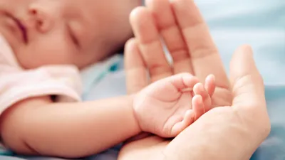 初産は出産予定日よりも遅れるって本当?お産の兆候が遅れている場合の対応も解説