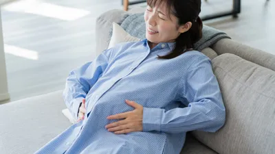 つわりのぶり返しが起こることはある?妊娠中期でも吐き気が続く原因と対処法を解説