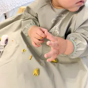 買ってよかった！食べこぼしストレス激減の“テーブルクロス一体型エプロン”