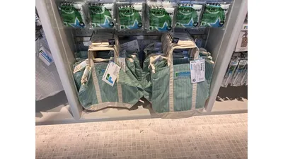 今治タオルやストライプのトートバッグなど、限定アイテムが並びます