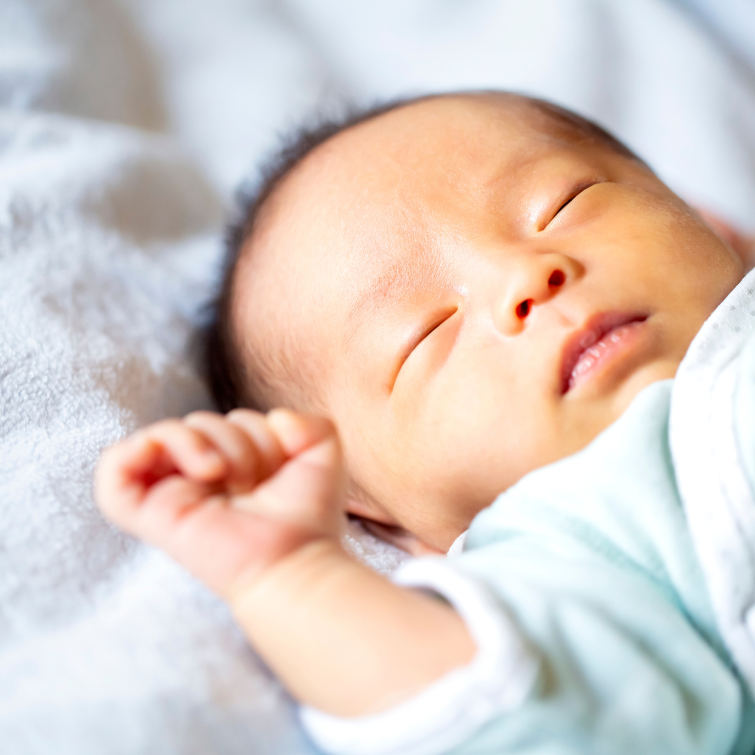 【医師監修】新生児が寝てる時にうなるのはなぜ？理由別の対処法も解説！ | トモニテ