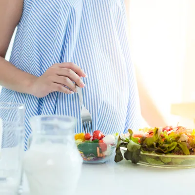 【管理栄養士監修】妊娠中の食事はどうしたら?取りたい栄養や注意するべき食品は?