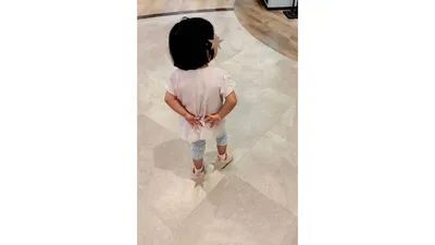 店内の通路を、自分の足でどんどん進んでいく女の子の後ろ姿