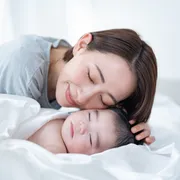 赤ちゃんがすっと眠るには？寝かしつけに効く環境とルーティン