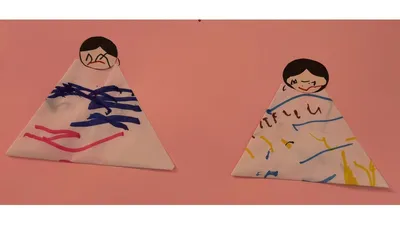 園から持ち帰ったおひなさまの制作物。立体や大判の作品は増える一方です