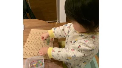 遊ぶ場所を決め、輪ゴムは使う分だけ小さなケースに入れて渡します