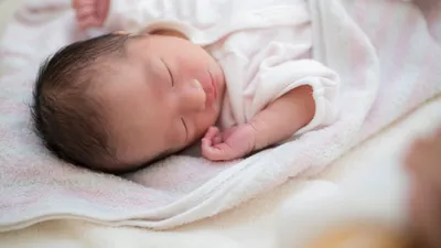 新生児の昼寝、どれくらい寝るのが普通?よくある悩み&対処法について