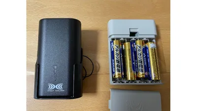 モバイルバッテリーと単3形乾電池用の電池ケース。用途に応じて使い分けています