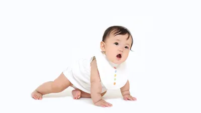 夜になると元気…赤ちゃんの昼夜逆転のサインと対処法を解説